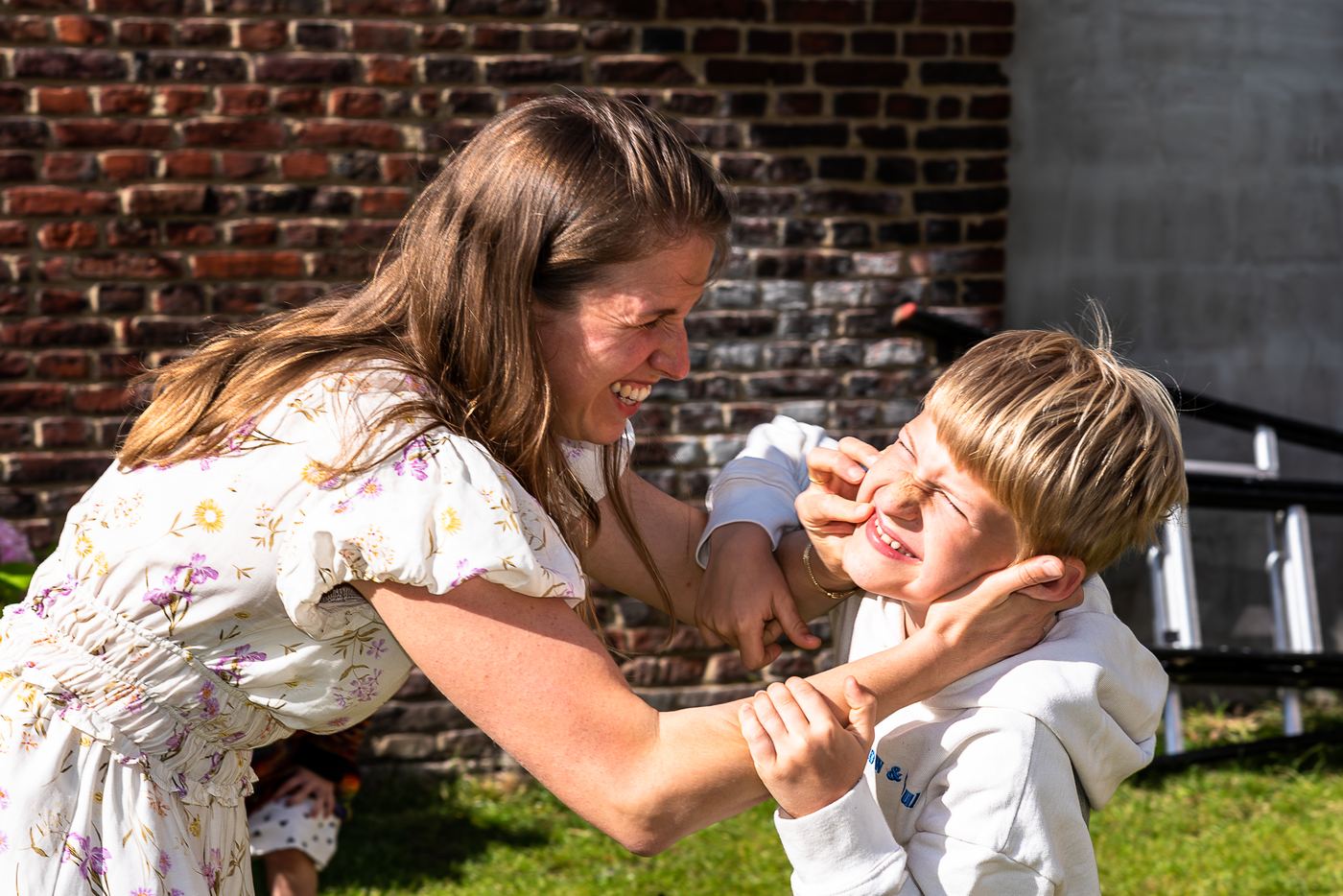 Marien lacht met haar zoon in de tuin