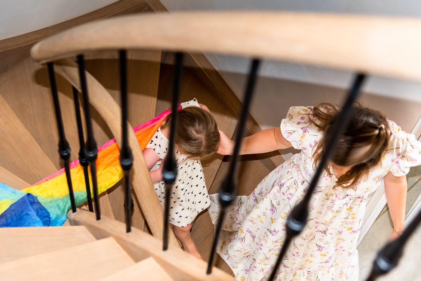 Marien loopt met haar dochter de houten wenteltrap af